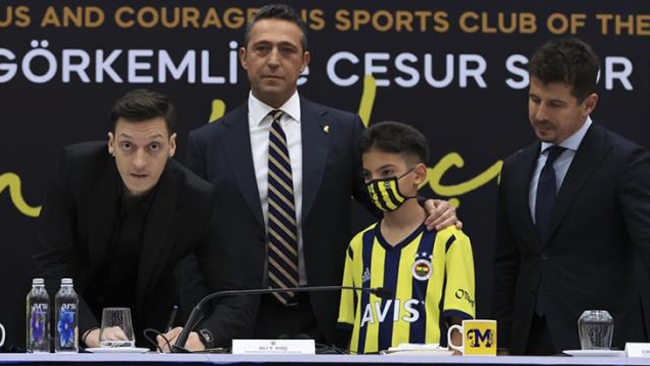 Mesut Özil resmen Fenerbahçe'de! Ali Koç'tan Acun Ilıcalı'ya teşekkür!
