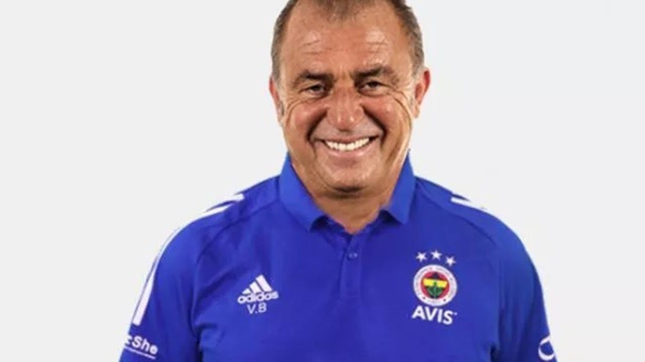 Galatasaraylı taraftarlar Fatih Terim'e Fenerbahçe forması giydirdi