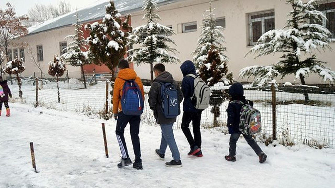 14 Mart 2022 Pazartesi yarın okullar tatil mi okul var mı, hangi illerde okullar tatil? Son dakika Valilik kar tatili...