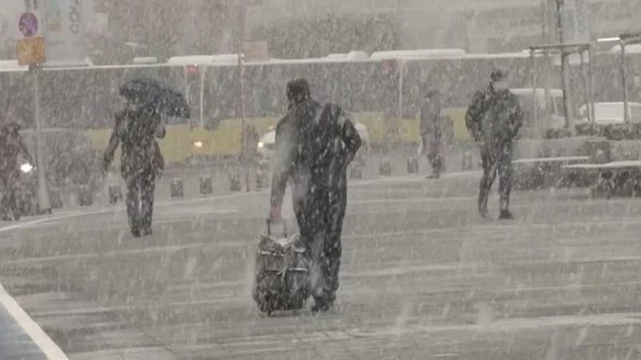 Meteoroloji uzmanları peş peşe uyardı! İstanbul'da kar kaç gün sürecek, kar kalınlığı ne kadar olacak?