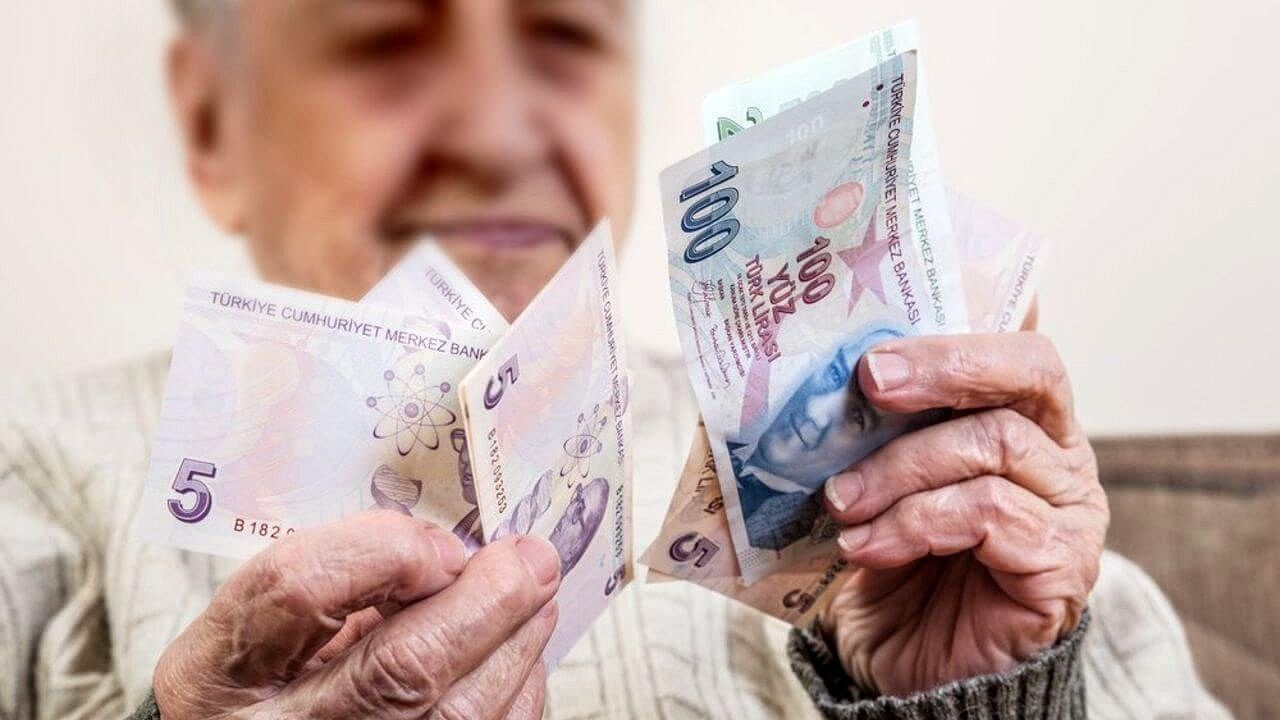 SGK ve Bağkur'lu emekli olan kişilere müthiş haber var! O bankaya başvurun, geri ödemesiz 2.500 TL hemen alın!