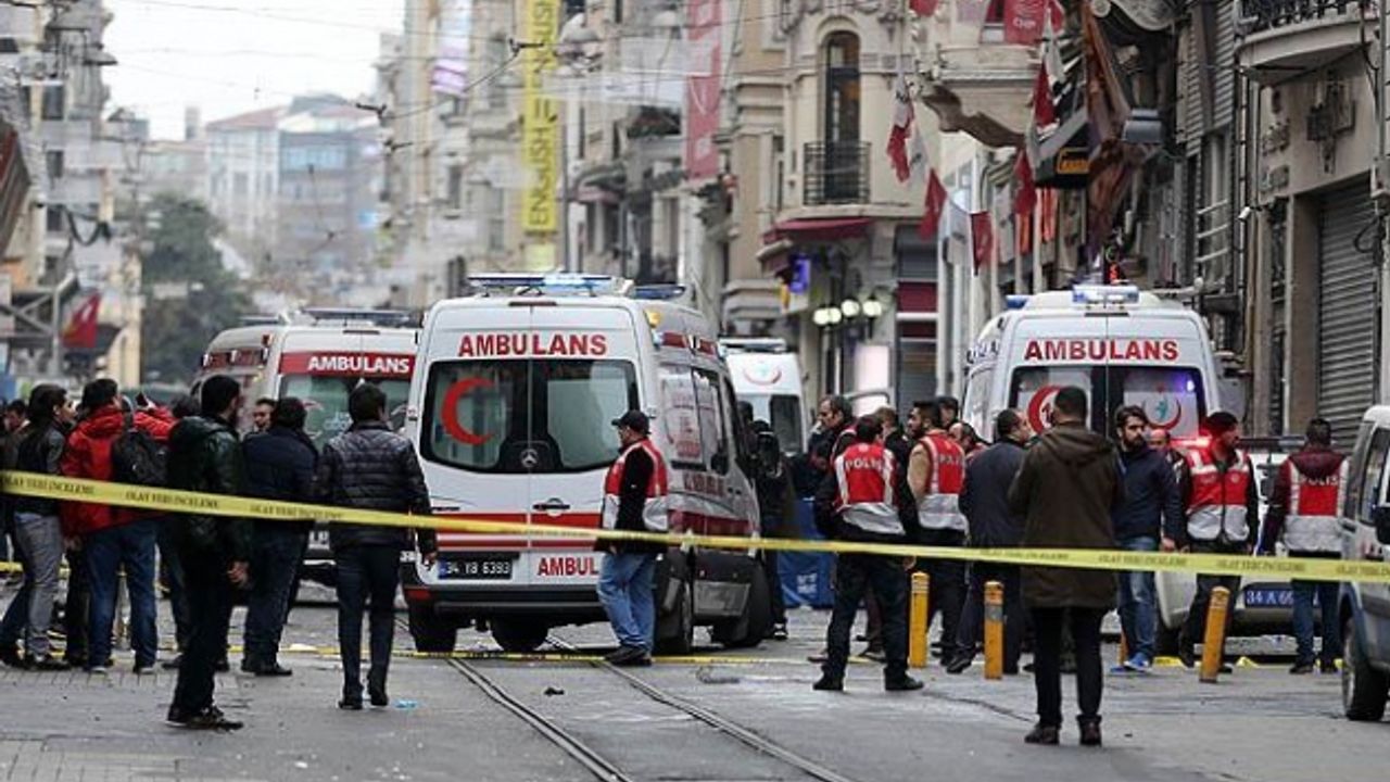 Son Dakika Taksim'de patlama bomba mı patladı? İstanbul Taksim de son durum ölen ve yaralanan var mı