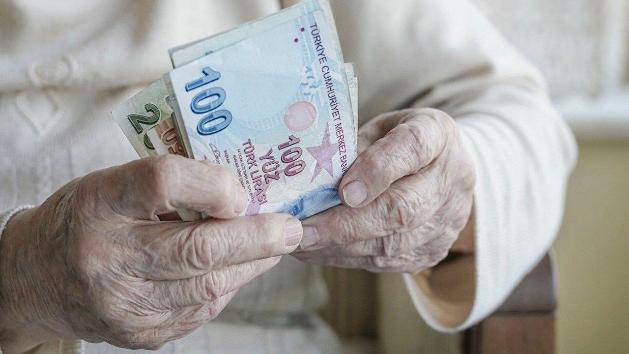 Ziraat Bankası, Akbank, Garanti Bankası ve PTT Emekliye 2023 Model Kredi Vereceğini Açıkladı!