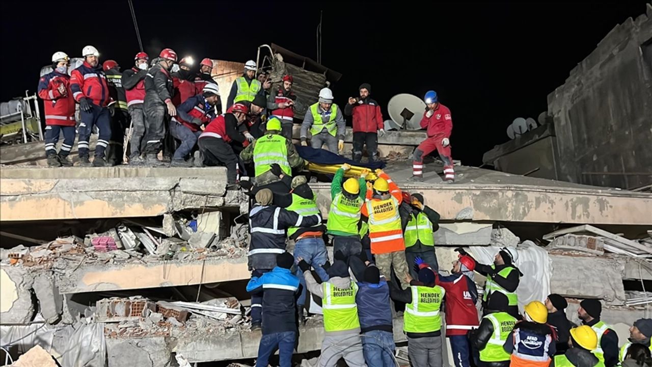 Kahramanmaraş'ta 11 yaşındaki Hidayet Ela kurtarıldı mı? Depremin 211. saatinde mücadele sürüyor