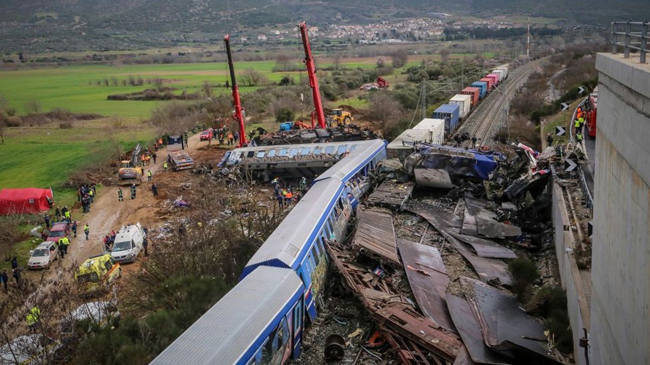 Yunanistan’da Tren Kazası: Ulaştırma Bakanı İstifa Etti