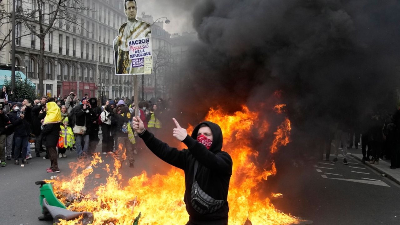 Protestolar Durmuyor: Fransa’da emeklilik reformuna karşı çıkanlar gözaltına alındı!