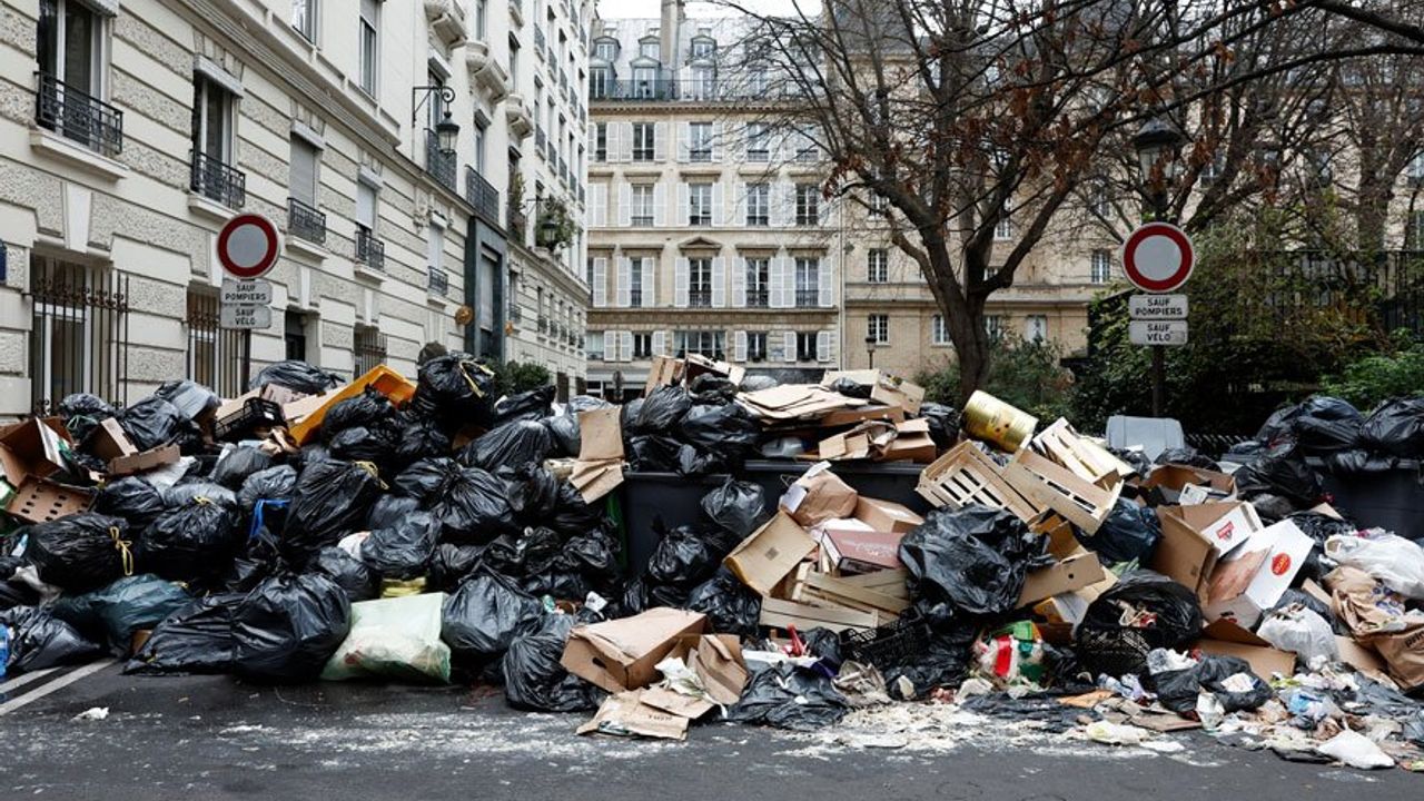 Fransa’da Çöp Toplayıcılarına Sendika El Uzattı: Grev Bugün Askıya Alınıyor