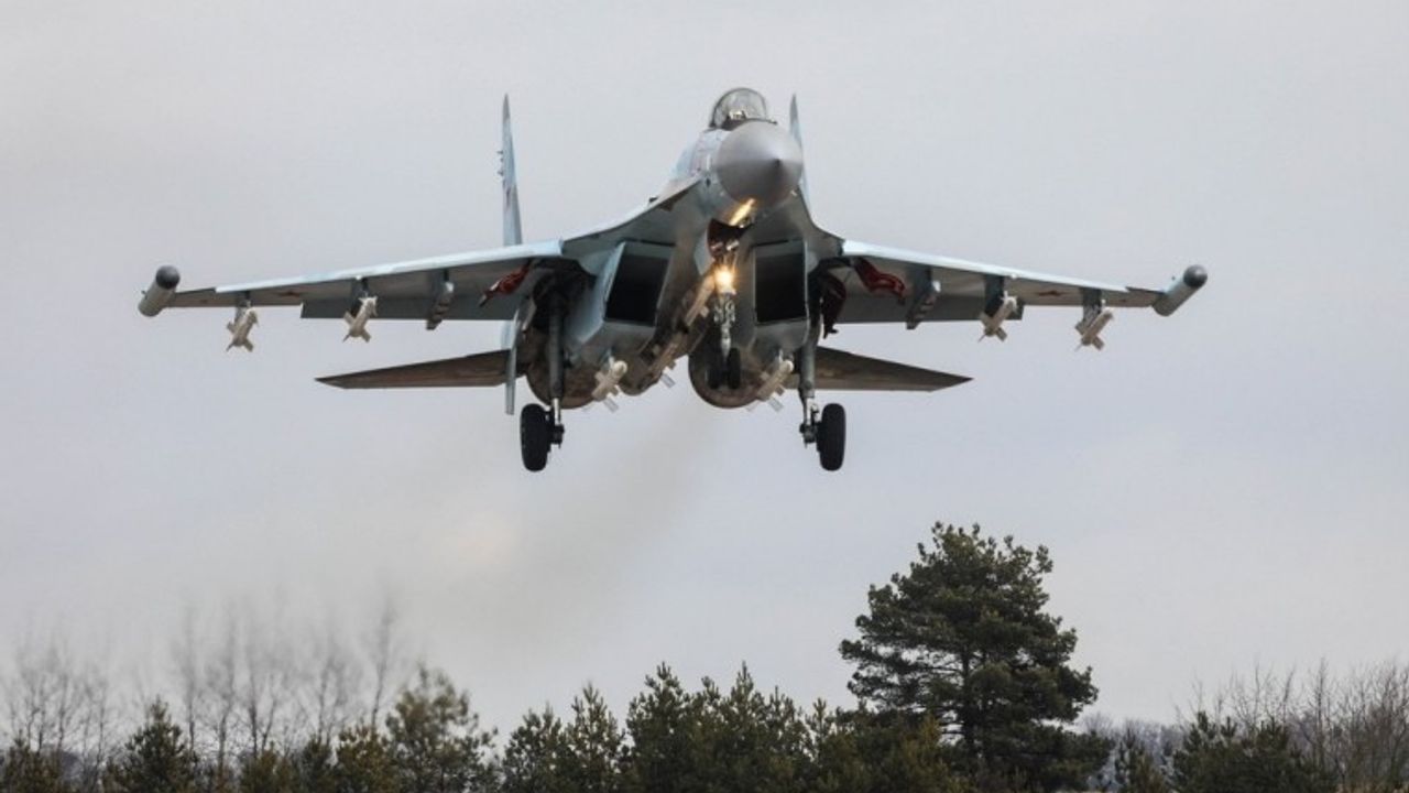 Rusya: ABD’nin Bombardıman Uçakları Su-35 Uçaklarıyla Kovalandı!