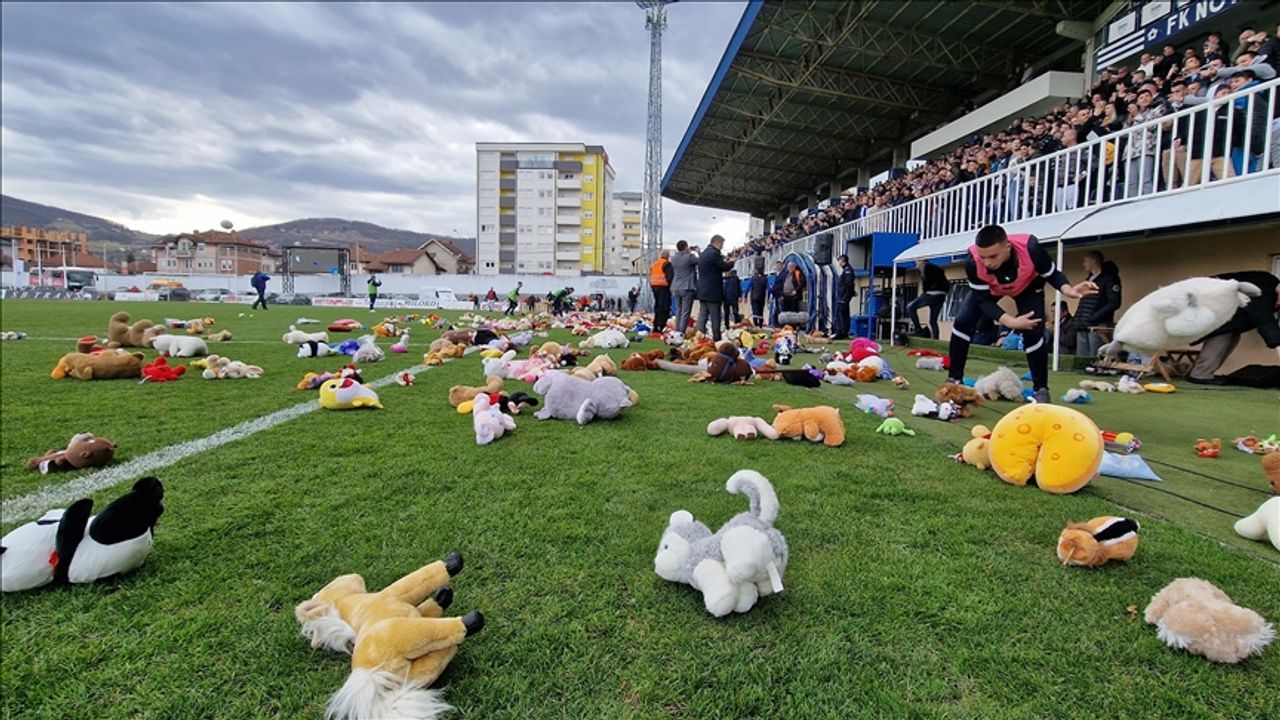 Sırbistan Ligi’nde depremzede çocuklar için oyuncak toplandı