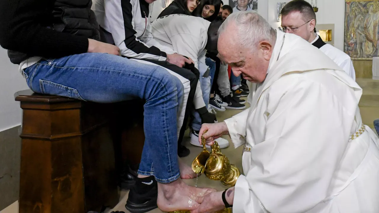 Papa Francis, Paskalya öncesi düzenlenen törende genç mahkumların ayaklarını yıkayıp öptü
