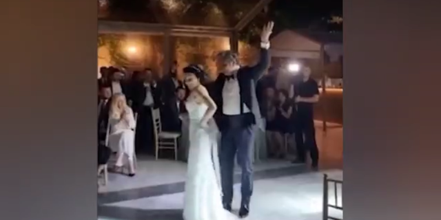 Aykut Erdoğdu ile Tuba Torun'un Düğününde Yapılan Dans Neden Çok Konuşuldu? Ağlatan Kafe Kafkas Şarkısı