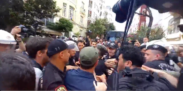 Ve Müdahale Başladı! Taksim'de 'Onur Yürüyüşü' Sırasında Gözaltı Kareleri Geliyor!