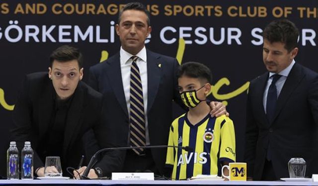 Mesut Özil resmen Fenerbahçe'de! Ali Koç'tan Acun Ilıcalı'ya teşekkür!