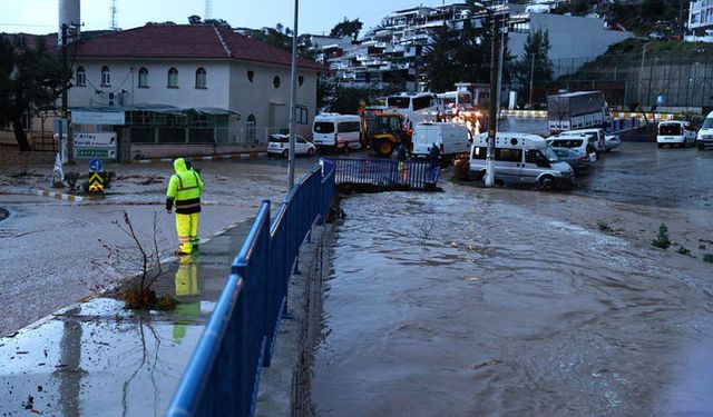 İzmir'de kuvvetli yağışlar sele neden oldu! Kamu çalışanlarına idari izin!