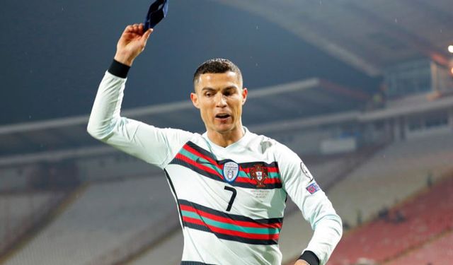 Ronaldo'nun fırlattığı kaptanlık bandı, bir bebeğin hayatını kurtarabilir!