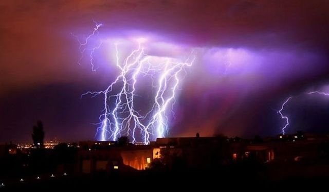 Camlar ve Kapılar Titredi! İstanbul'da Deprem mi Oldu? Görülmemiş Gök Gürültüsü ve Şimşek!