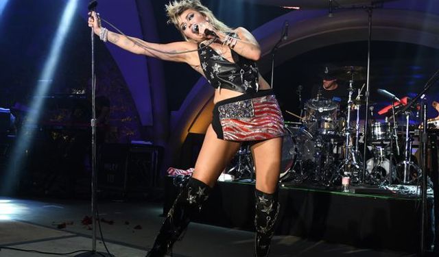 Miley Cyrus Verdiği Konserde American Woman Şovu ile Ortalığı Yıktı! Free Britney Diye Bağırdı!