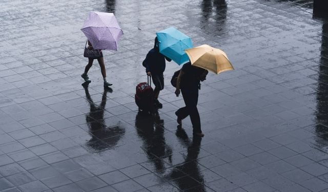 Meteoroloji uyardı! Kuvvetli yağmur geliyor, sel ve su baskınlarına dikkat!