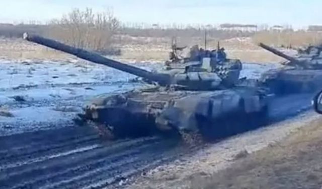 Rus ordusu işgale başladı! Tanklar Donbas'a giriyor