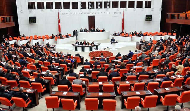 Meclis'ten bugün geçti! Tek bir dilekçeyle maaş bağlanacak! Şartlar belli oldu! 25 yıl evli kalana emeklilik müjdesi