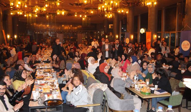 OLAY YARATTI! Ak Parti Gençlik Kolları'nın sahur görüntüleri izle -  Sahur görüntülerinde söylenen şarkı nedir?