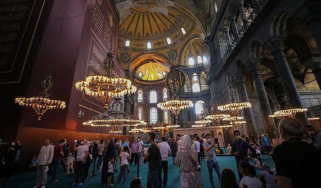 İbadete Açılan Ayasofya'da Bir Skandal Daha! İbadete Açtık Hırsızlıklar Başladı!... Ayakkabıları Çalınan Turistler Artık