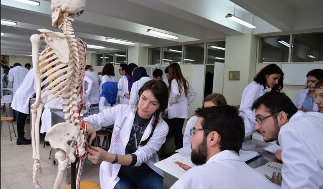 Skandal Sonuç! Tıp Eğitiminde Rezillik! "Beni Türk Doktorlarına Emanet Ediniz" Diyen Çıkmaz!