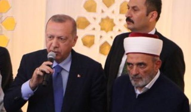 Erdoğan'a Yan Bakmak Bile Tehlikeliyken Diyanet, Atatürk'e Lanet Okuyan İsmi Yine Sahneye Aldı!