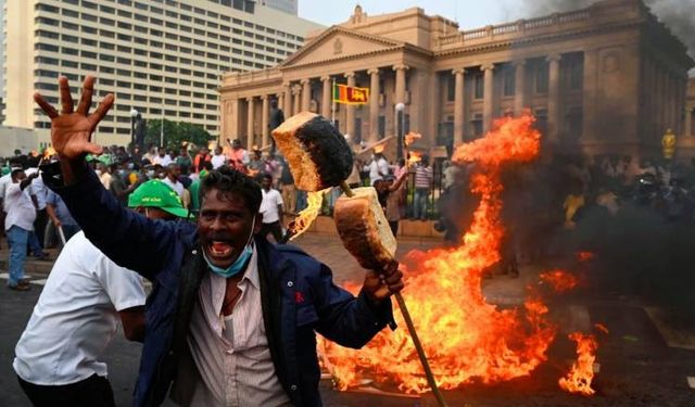 Dünyanın Türkiye'den Beklediği Haber Sri Lanka'dan Geldi! Başkan Ülkeden Kaçtı Ve Oğlunun Araçları Ateşe Verildi!