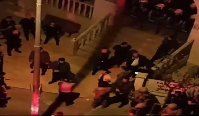 Esenyurt'ta Suriyeli bir kaç kişi camide namaz kılan çocuğu taciz etti! İşte o görüntüler video