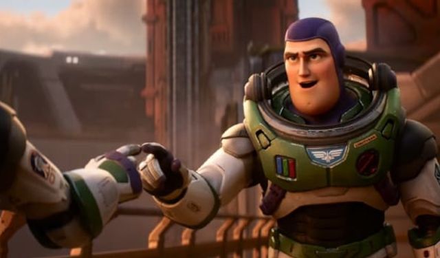 Toy Story'deki Buzz Karakteri Yine Gündem! Lightyear Filmi de Eşcinsellik Kurbanı Oldu!