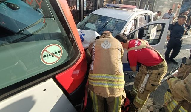 Son Dakika tramvay kazası! İstanbul Fatih'te Polis arabasına tramvay çarptı