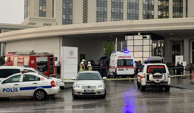 Sağlıkta Şok Eylem! Ambulans Şoförü "Üç saattir onkoloji hastası için hastane arıyorum" Dedi ve Kendini Araca Kitledi!