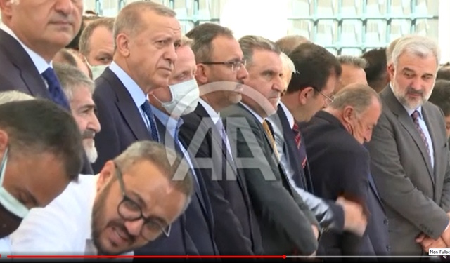 Ne Erdoğan Ne İmamoğlu! Cenazeye Fatih Terim Mücadelesi Damga Vurdu! Sosyal Medya Yıkıldı! Cenaze Videosu Burada!