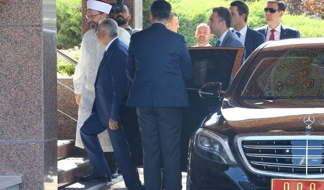 Diyanet'in Bu Skandalı Ülke Gündemine Bomba Gibi Düştü! Aynı Yemek İşçilere Daha Pahalı! Erbaş'a Ve Müdürlere Ucuz!