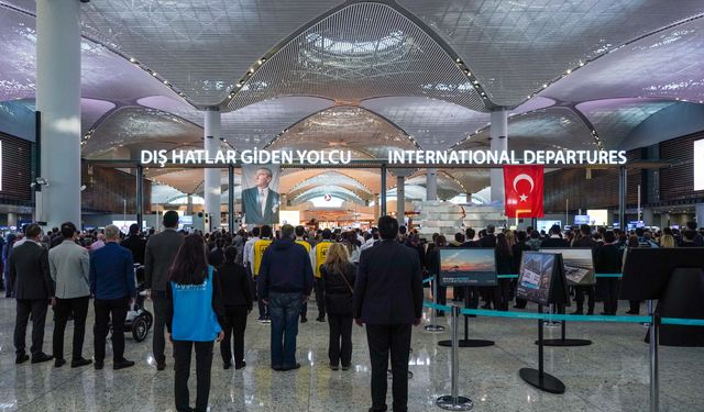 Havalimanı'nda Yerli Yabancı Turistler Ata'ya Saygı Duruşunda Bulundu!