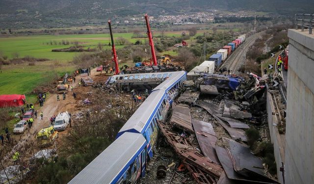 Yunanistan’da Tren Kazası: Ulaştırma Bakanı İstifa Etti