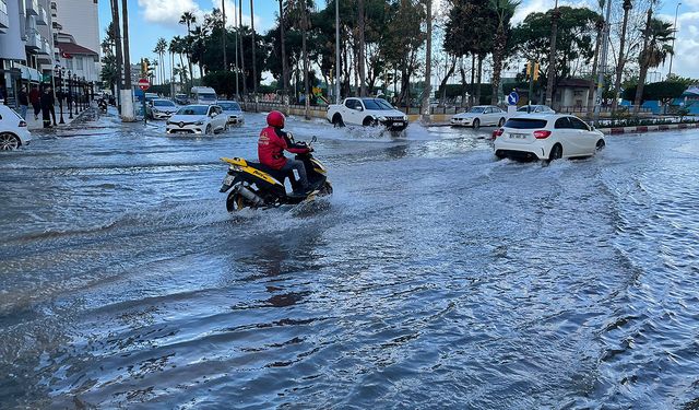 İskenderun’u Etkileyen Lodostan Dolayı Yükselen Deniz Suyu Normale Dönmeye Başladı