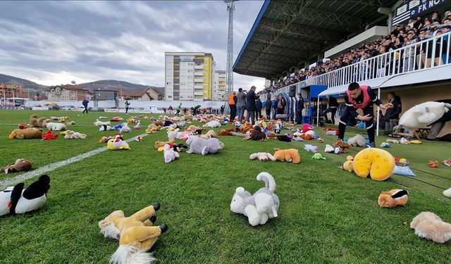 Sırbistan Ligi’nde depremzede çocuklar için oyuncak toplandı