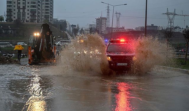 Meteoroloji Uyardı: Deprem Bölgeleri Dahil Yurt Genelinde Kuvvetli Sağanak Yağışlar Etkili Olacak