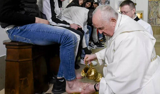 Papa Francis, Paskalya öncesi düzenlenen törende genç mahkumların ayaklarını yıkayıp öptü