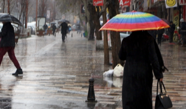 Sağanak Yağış ve Fırtına Yolda! Meteoroloji Vatandaşa Uyarısını Yaptı!