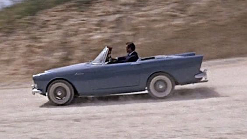 Sunbeam Alpine Series IIDr. No (1962) Sunbeam Alpine, ekranda görünen ilk Bond arabası olarak tarihe geçti. Adada bulabilecekleri en sportif araba olduğu için aslında Jamaikalı bir sakinden ödünç alındı.80 beygir gücündeki 1.6 litrelik benzinli motora sahip. Bu listedeki en yavaş otomobillerden biri olsada James Bond tarihindeki özel yerini inkar etmek mümkün değil